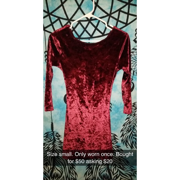 Red velvet dress. - Picture 1 of 2